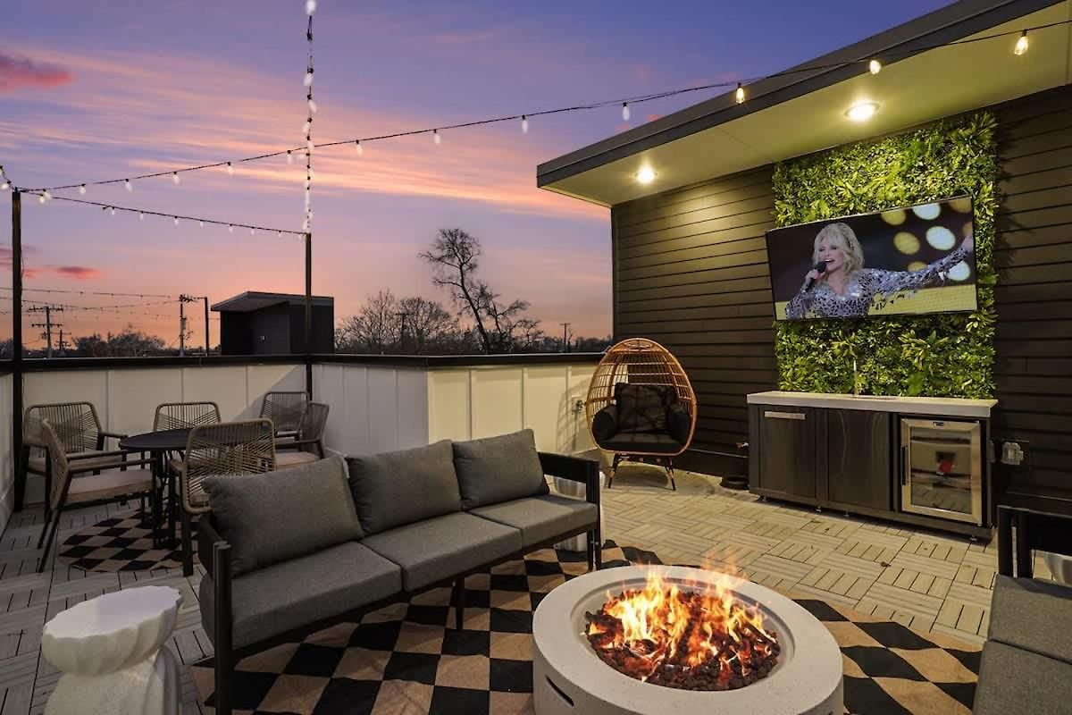 Halo-rooftop Patio & Game Room-mins To Broadway