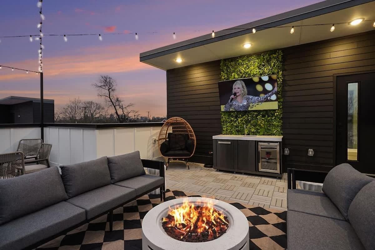 Halo-rooftop Patio & Game Room-mins To Broadway Holiday home Nashville