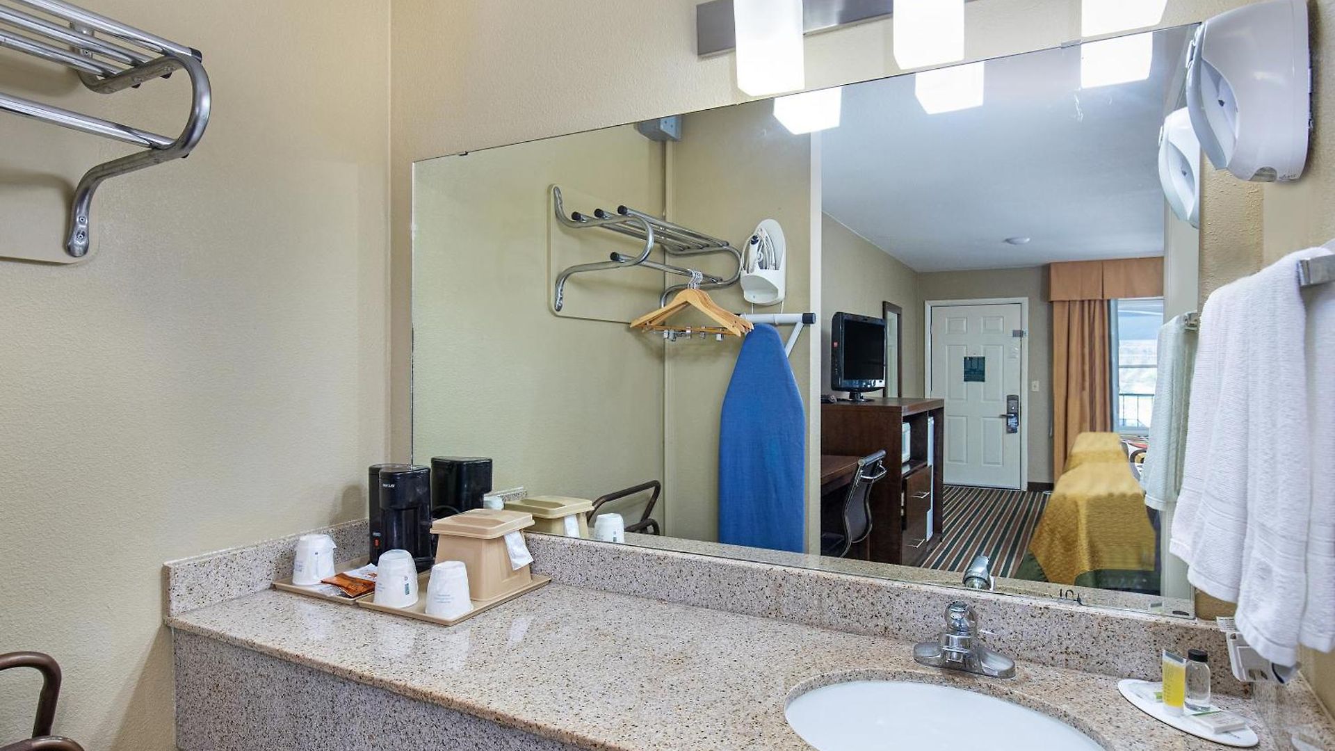 Super 8 By Wyndham West 2*