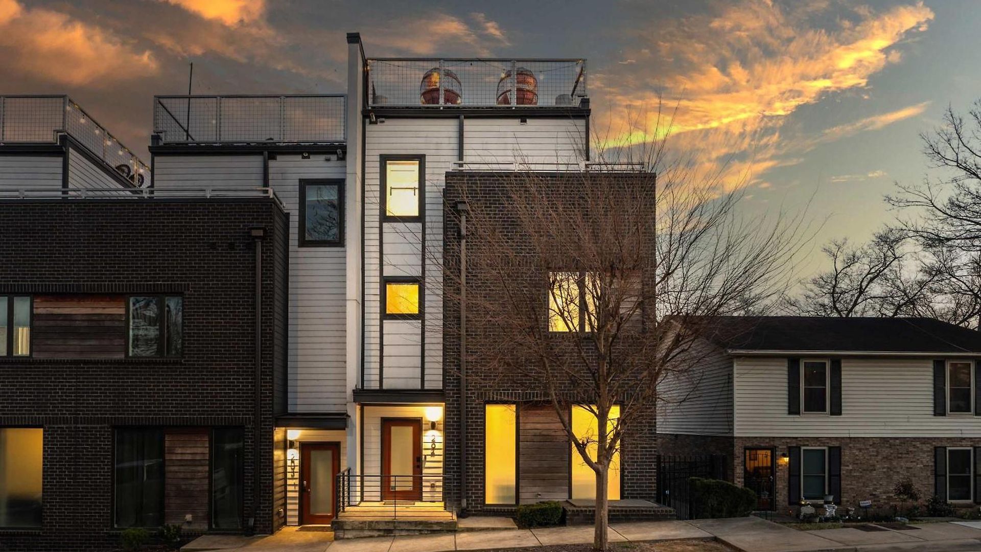 Luxury Retreat: Rooftop Hot Tub Double Deck & Game Holiday home Nashville