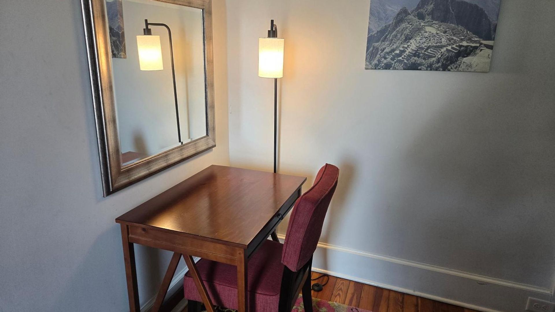 East Upstairs Apartment, One Queen Br, 2 Twin Br,1bath In Five Points, Close To Downtown Apartment *