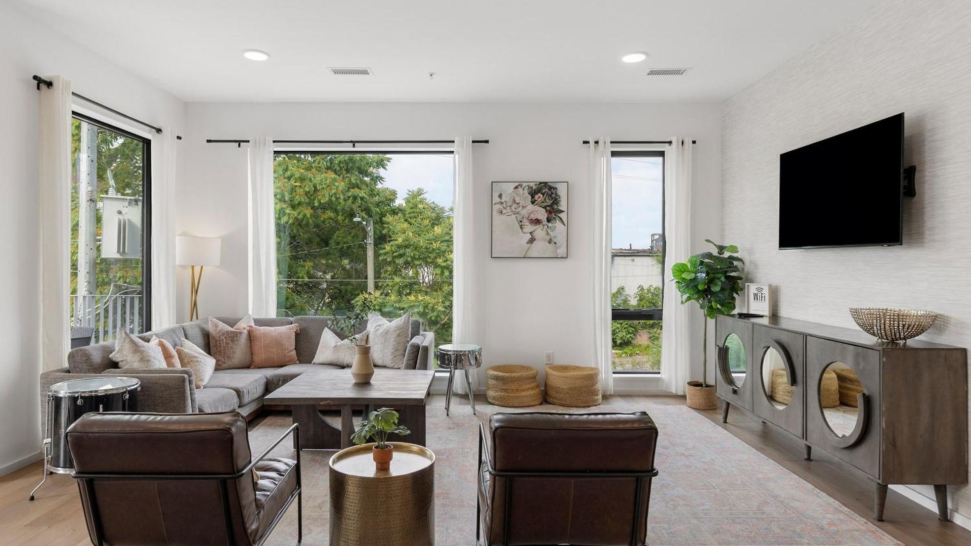Luxury On The River 4 Beds 2.5 Bath, Walk To Downtown Apartment