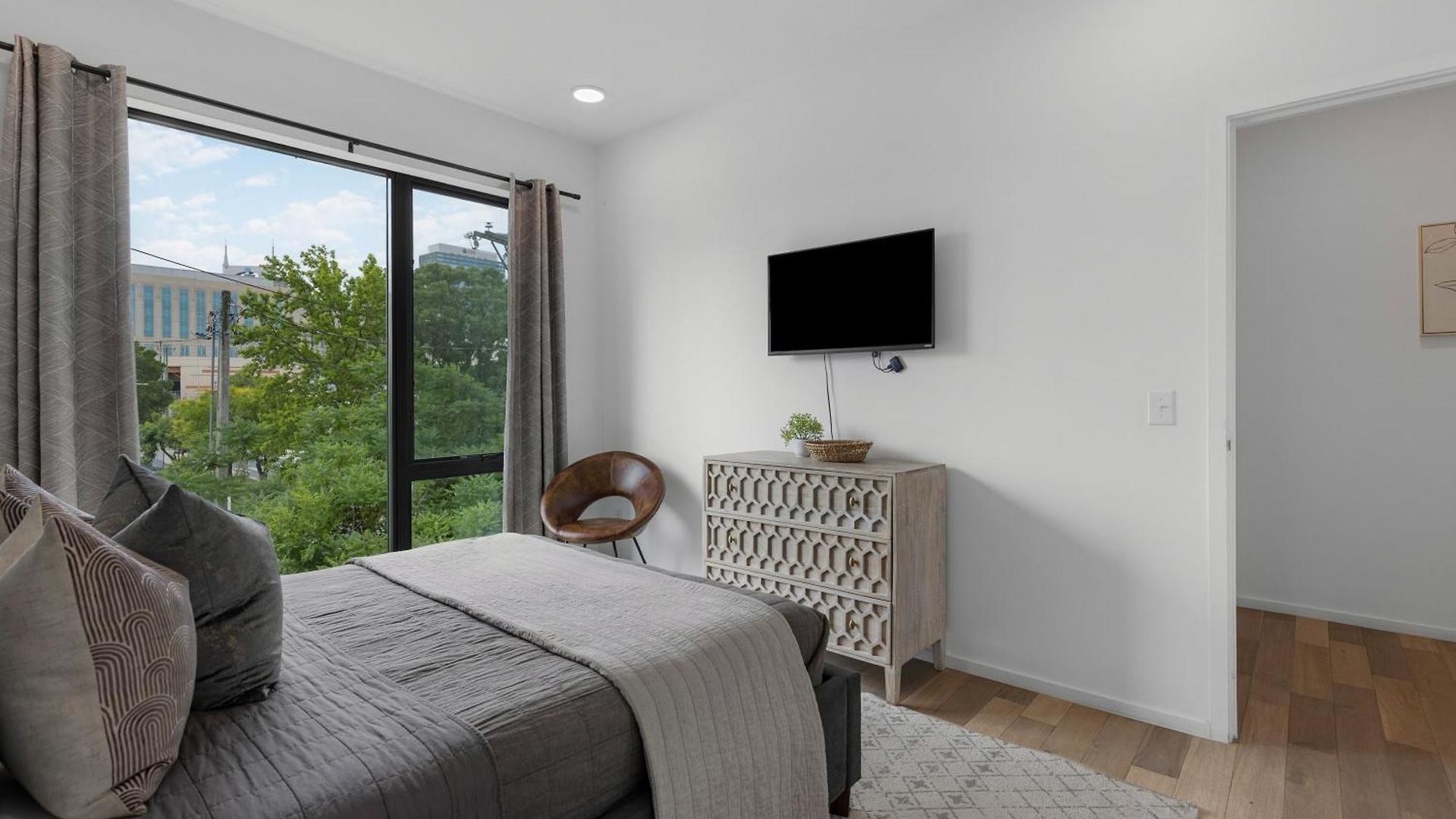 Luxury On The River 4 Beds 2.5 Bath, Walk To Downtown