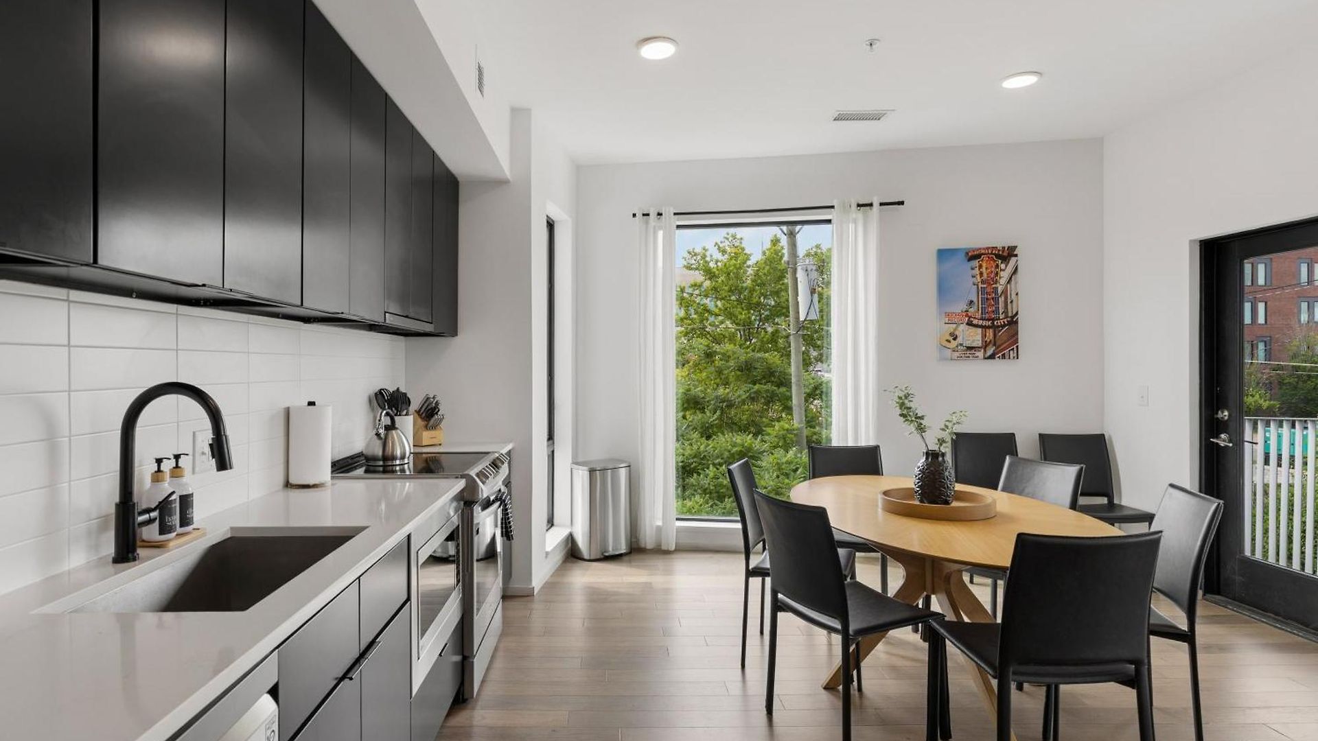 Luxury On The River 4 Beds 2.5 Bath, Walk To Downtown Apartment