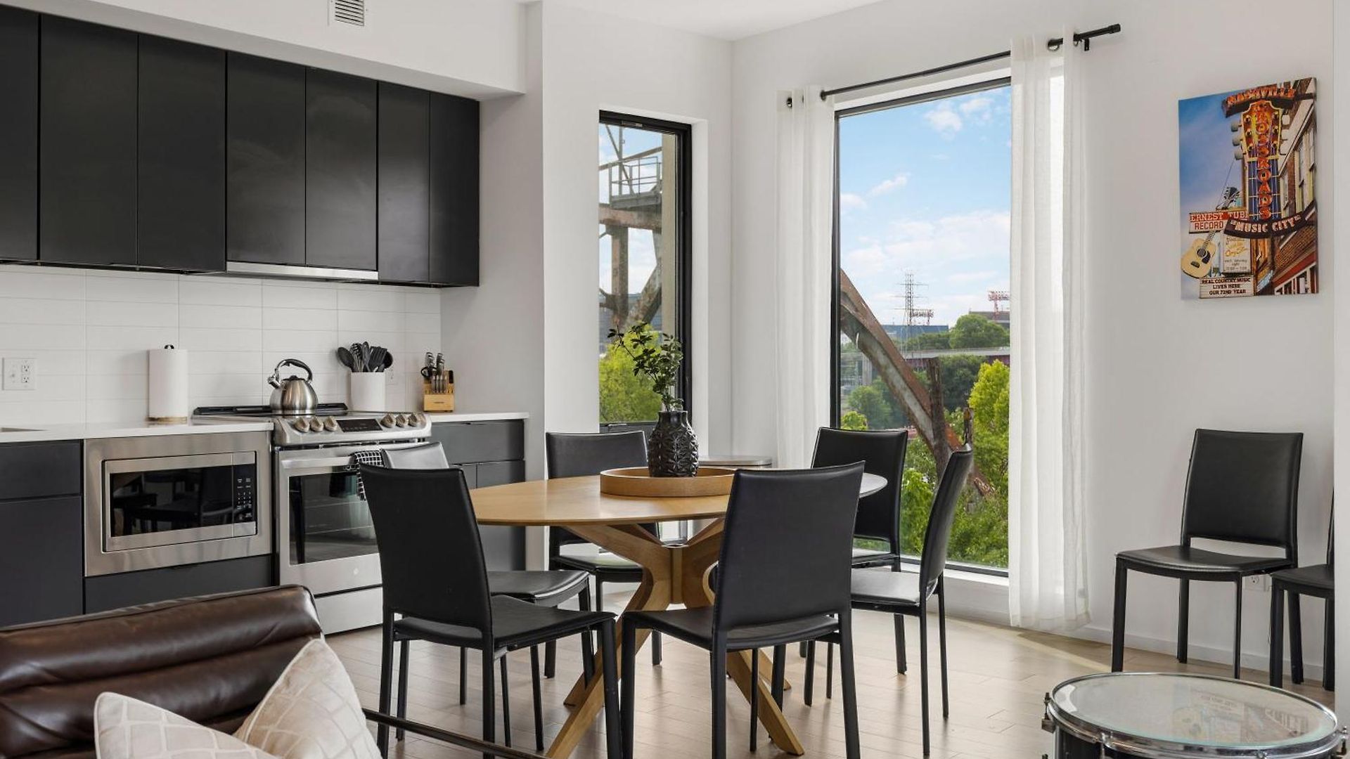 Luxury On The River 4 Beds 2.5 Bath, Walk To Downtown Apartment *