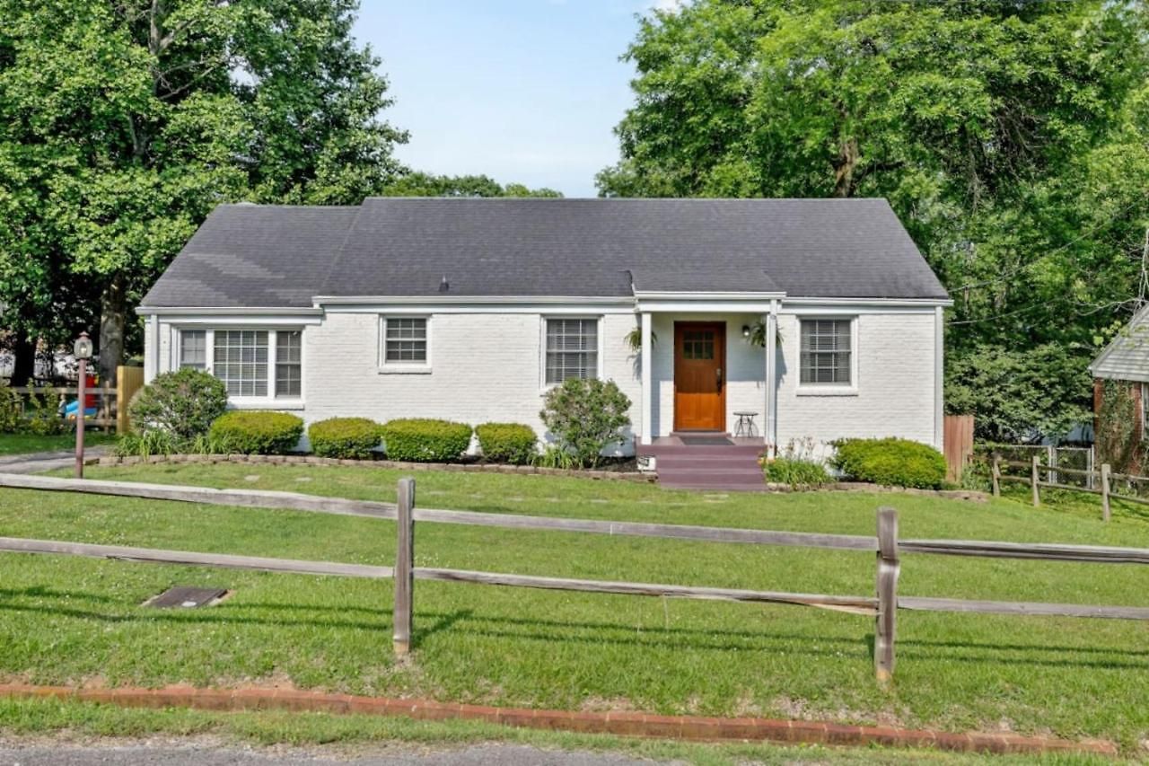Inglewood East - Large Yard & Private Deck - Free Parking Holiday home