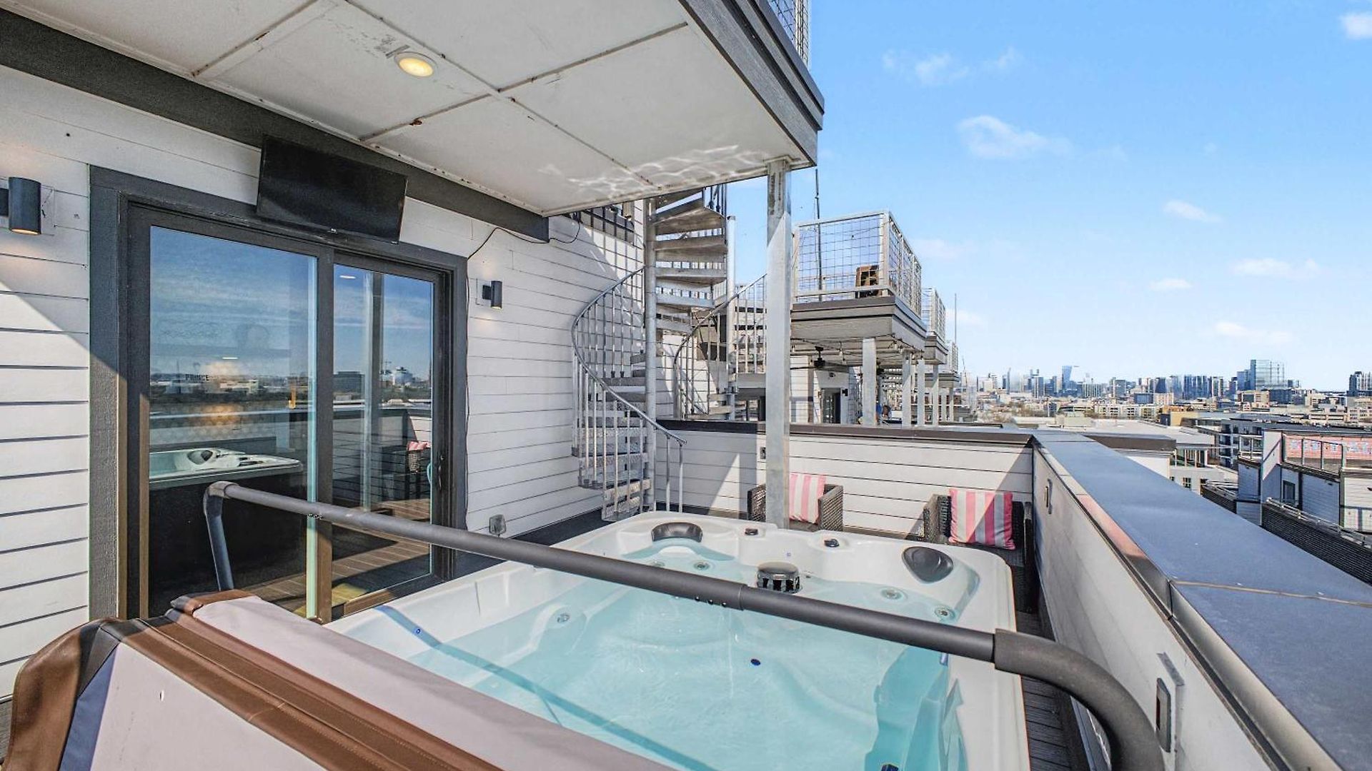Luxury Retreat: Rooftop Hot Tub Double Deck & Game Holiday home Nashville