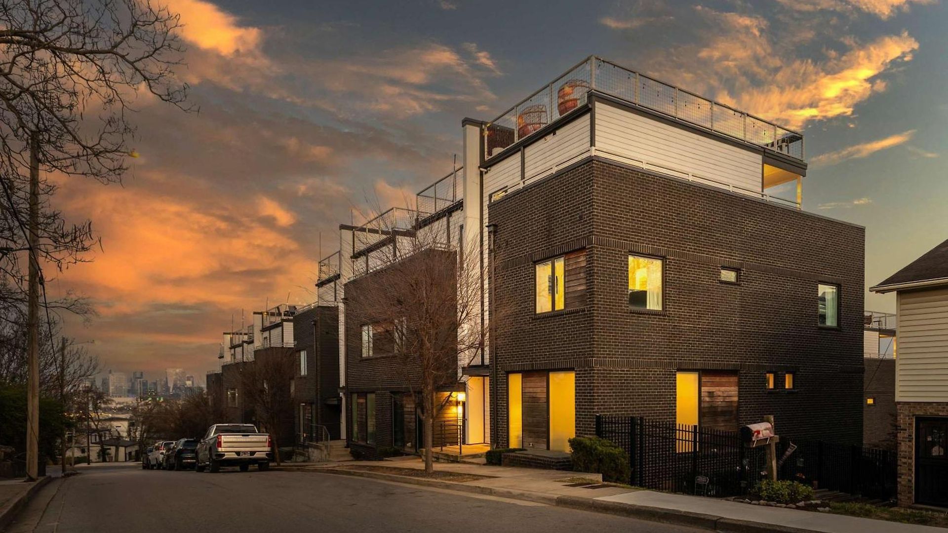 Luxury Retreat: Rooftop Hot Tub Double Deck & Game Holiday home Nashville