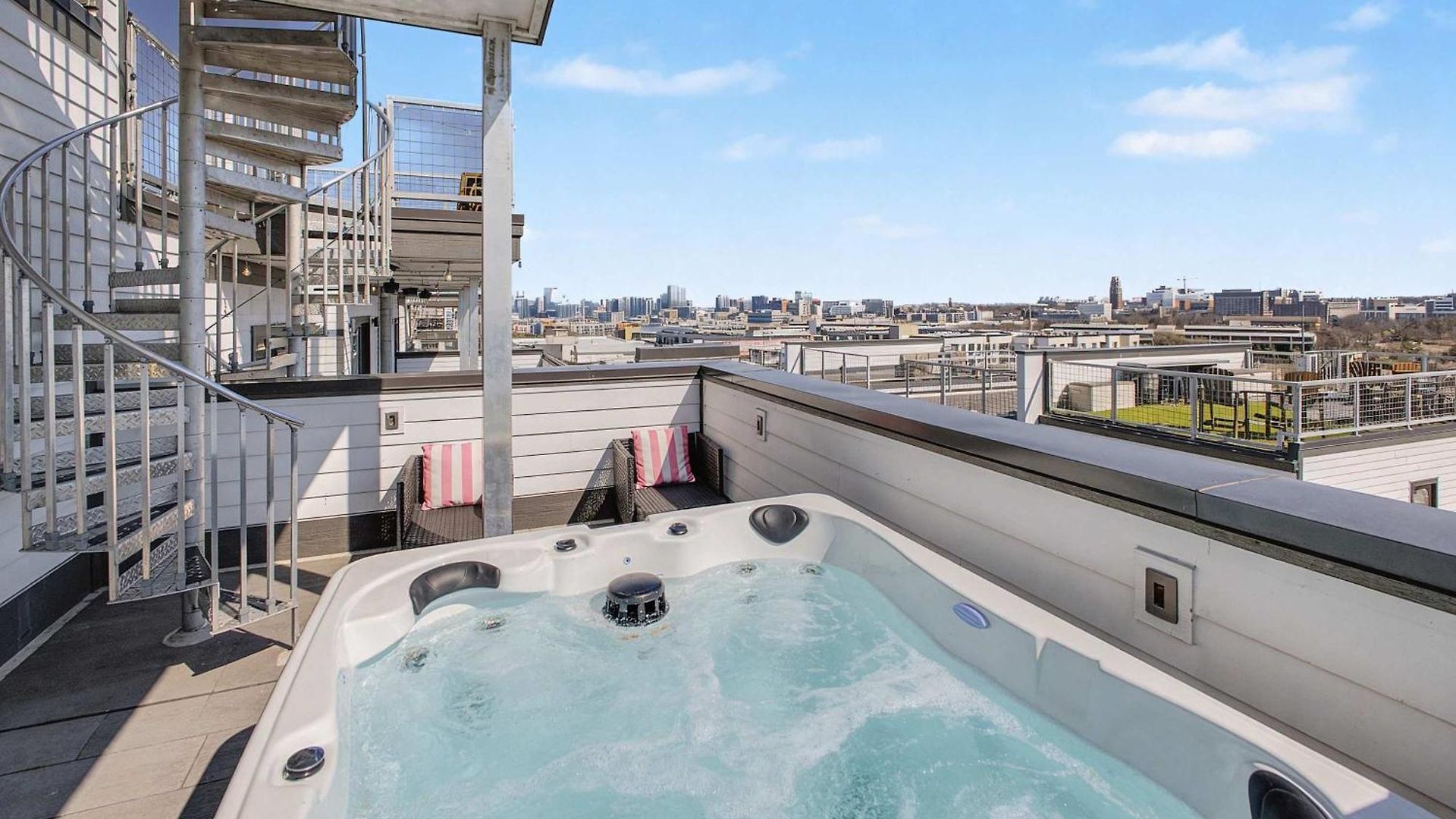 Holiday home Luxury Retreat: Rooftop Hot Tub Double Deck & Game
