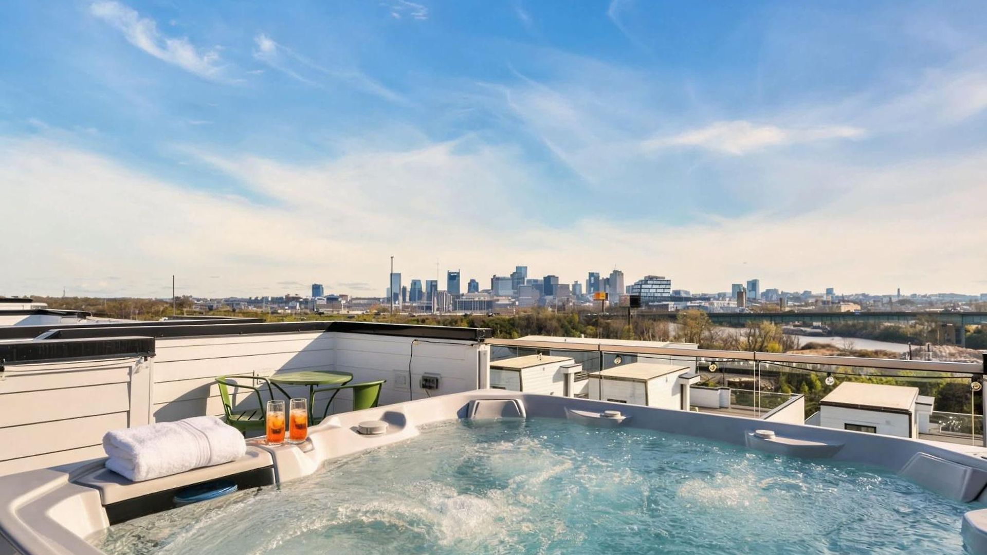 Holiday home New Nash Eras - 15 Beds - Hot Tub On Rooftop Deck