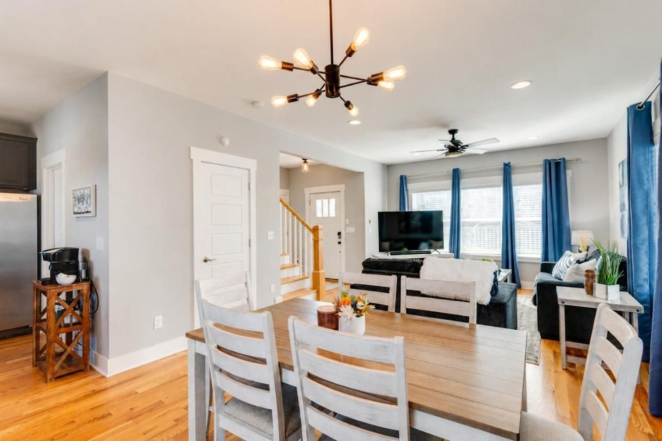 3 Bedroom Home- Huge Yard For Pets 4 Miles To Broadway *