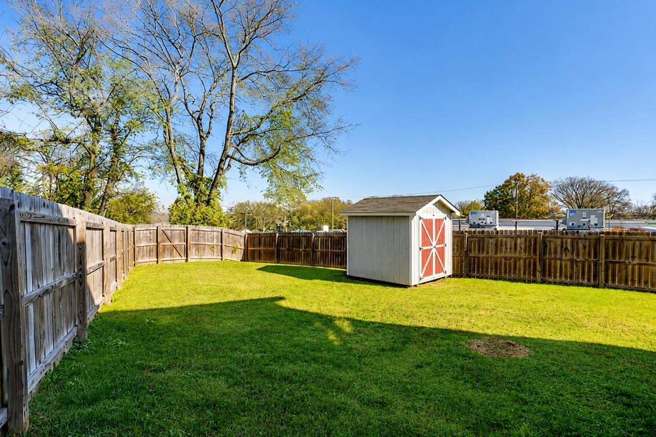 Holiday home 3 Bedroom Home- Huge Yard For Pets 4 Miles To Broadway *