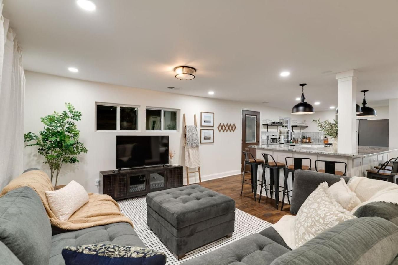 East One Level With Big Yard *