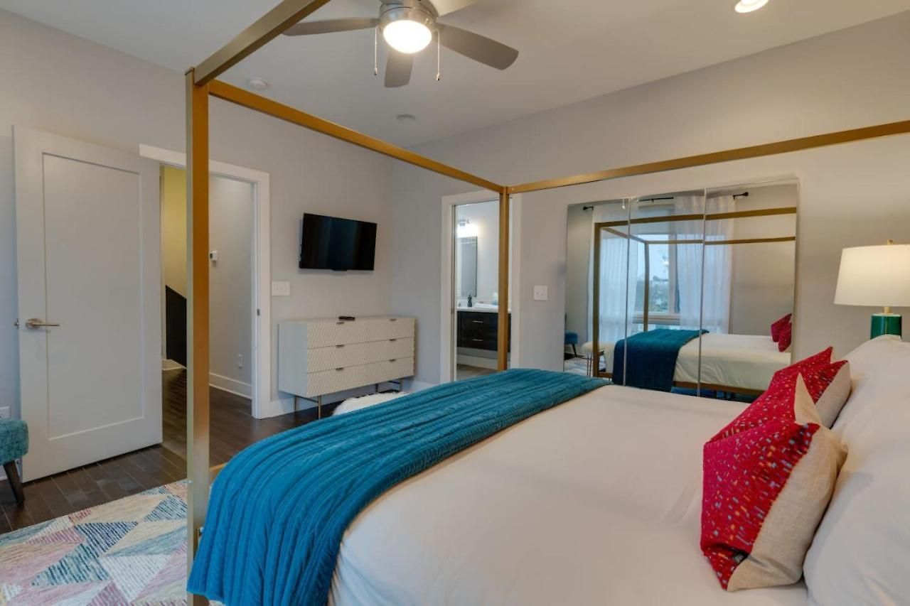 Luxury Townhome! Rooftop-game Room! Near Broadway!