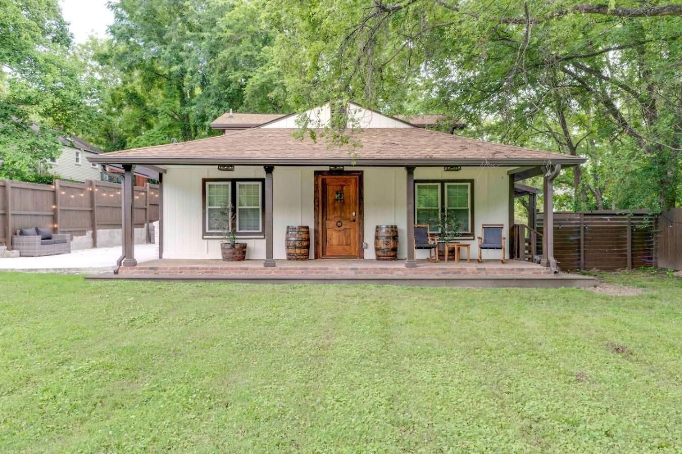 East One Level With Big Yard Holiday home Nashville