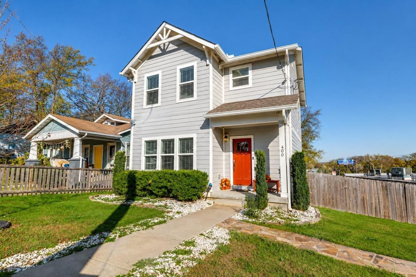 Holiday home 3 Bedroom Home- Huge Yard For Pets 4 Miles To Broadway *