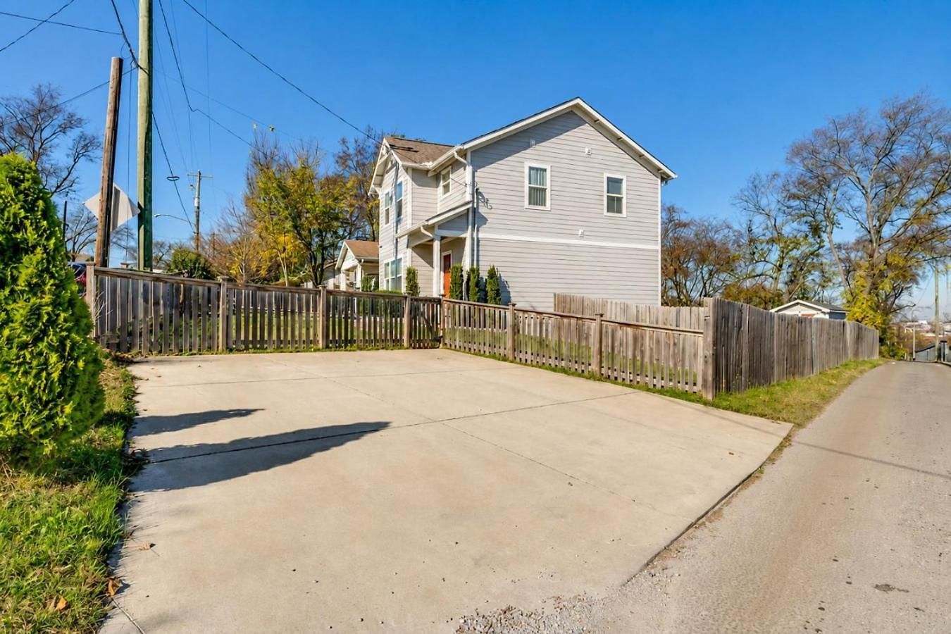 Holiday home 3 Bedroom Home- Huge Yard For Pets 4 Miles To Broadway *