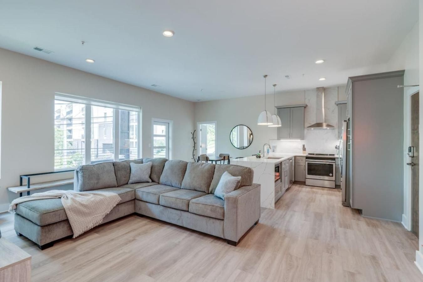 Apartment Prime West End 2br W, Sauna And Balcony Near Vandy!