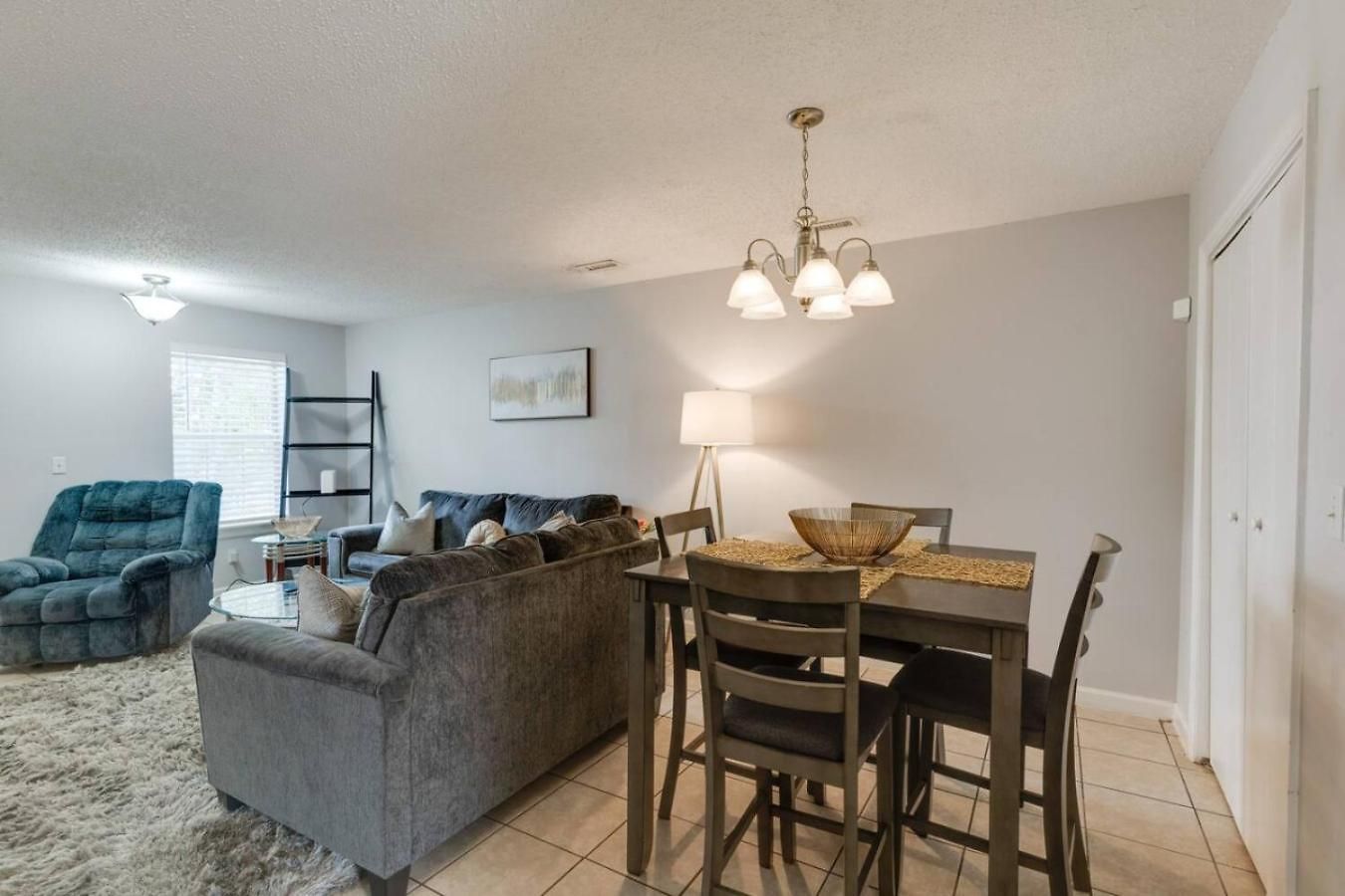 Prime Location With Balcony Near Broadway And Golf *