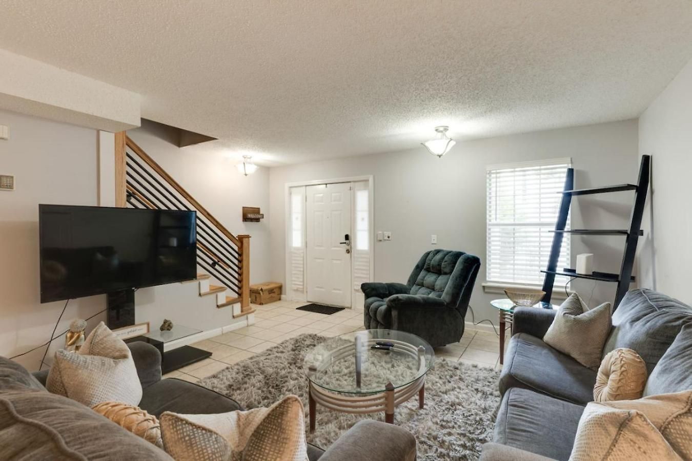 Prime Location With Balcony Near Broadway And Golf Apartment