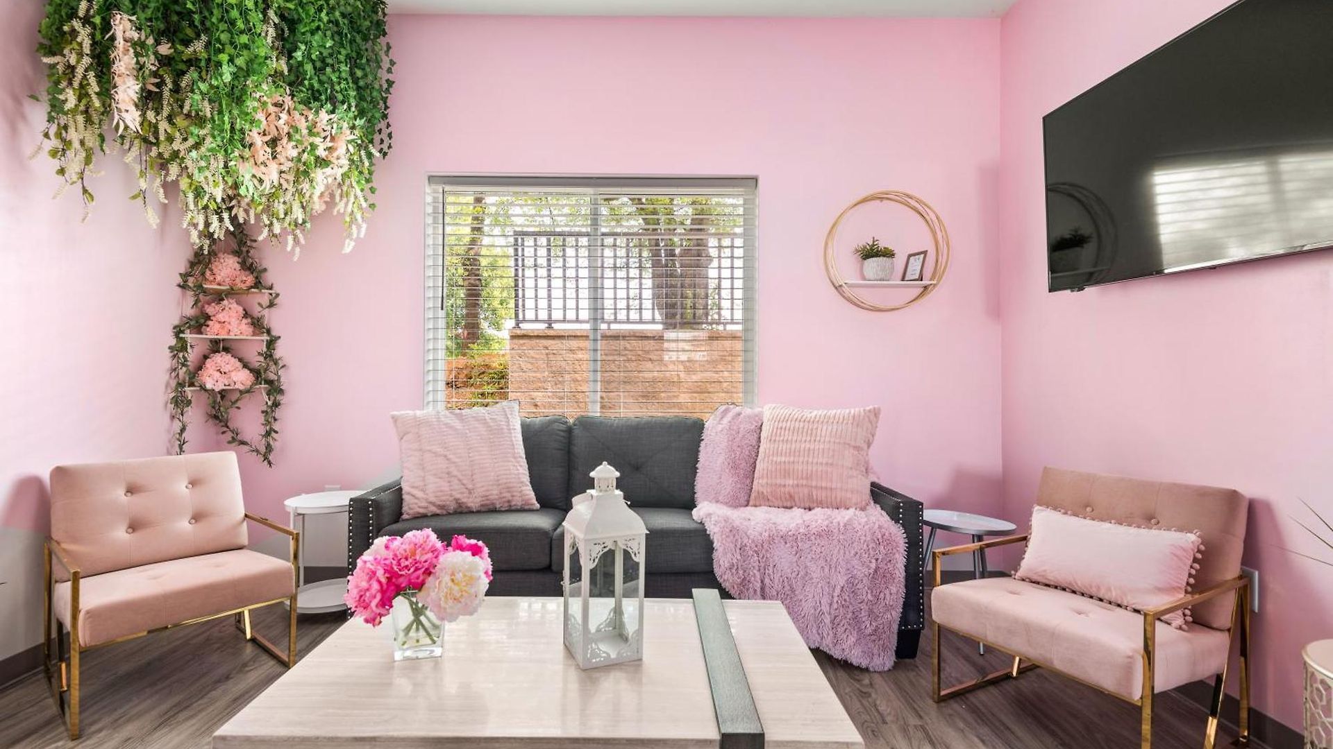 Apartment Nash Bash Retreat With Neon Sign & Sleeps 13