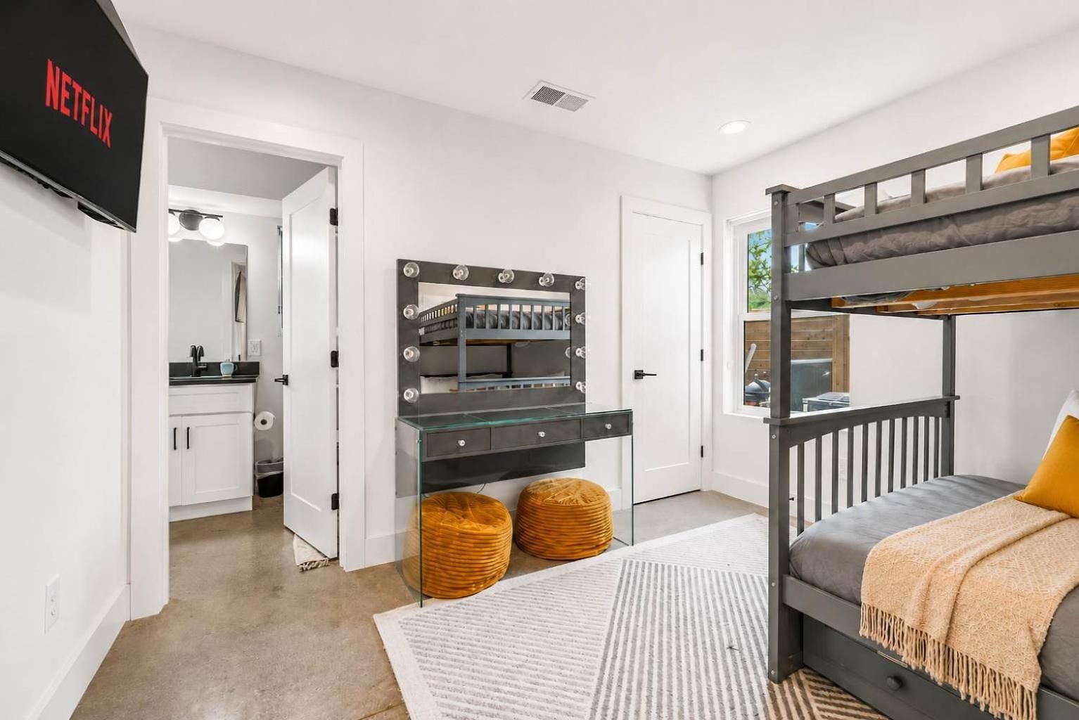 Stylish Multi-level Retreat Rooftop & Pool Table Holiday home *