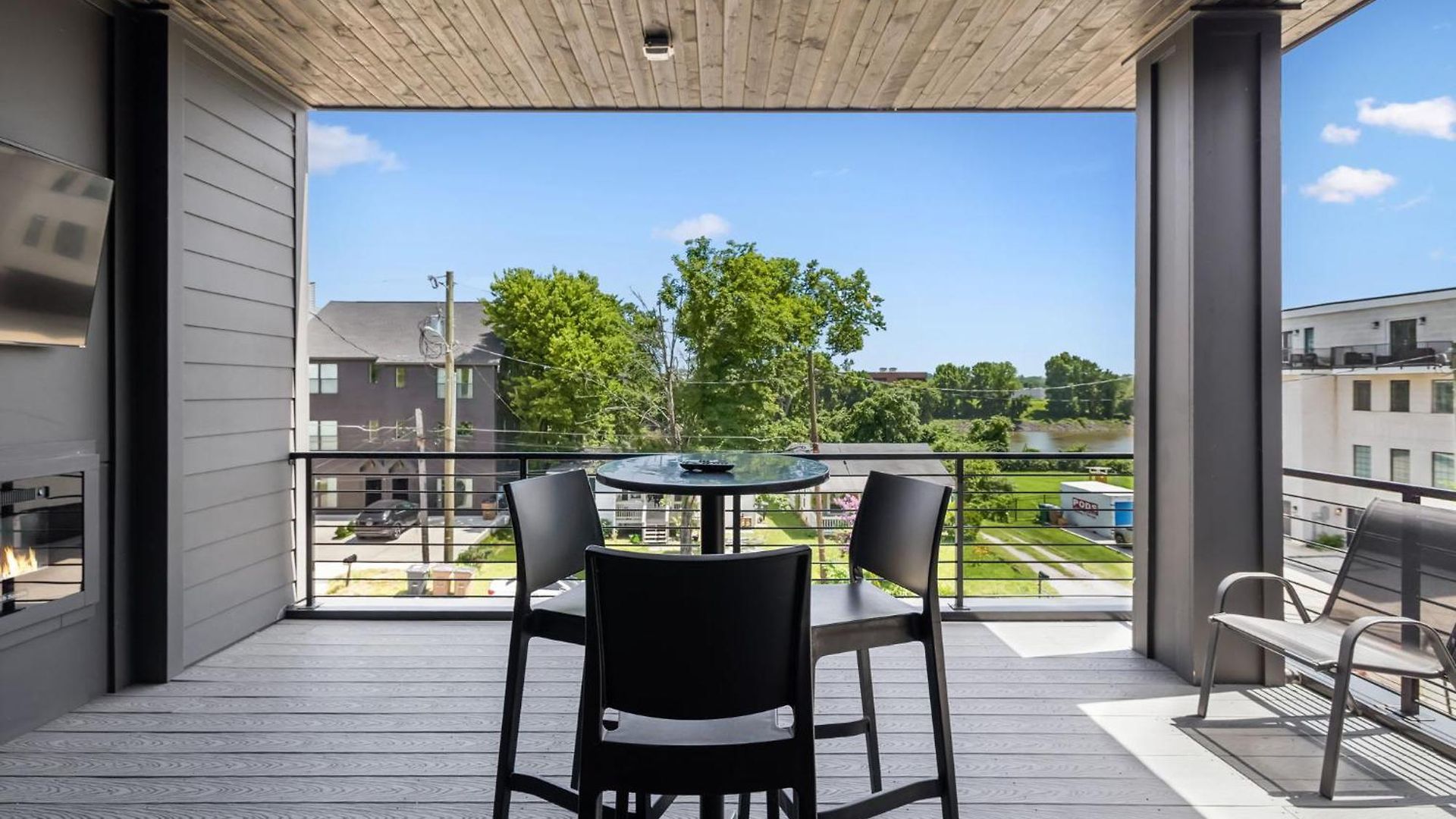 Stylish Multi-level Retreat Rooftop & Pool Table Holiday home