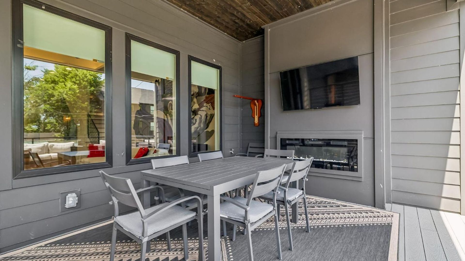 Stylish Multi-level Retreat Rooftop & Pool Table Holiday home