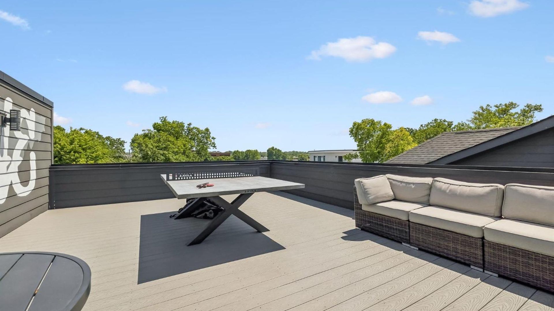 Stylish Multi-level Retreat Rooftop & Pool Table Holiday home *