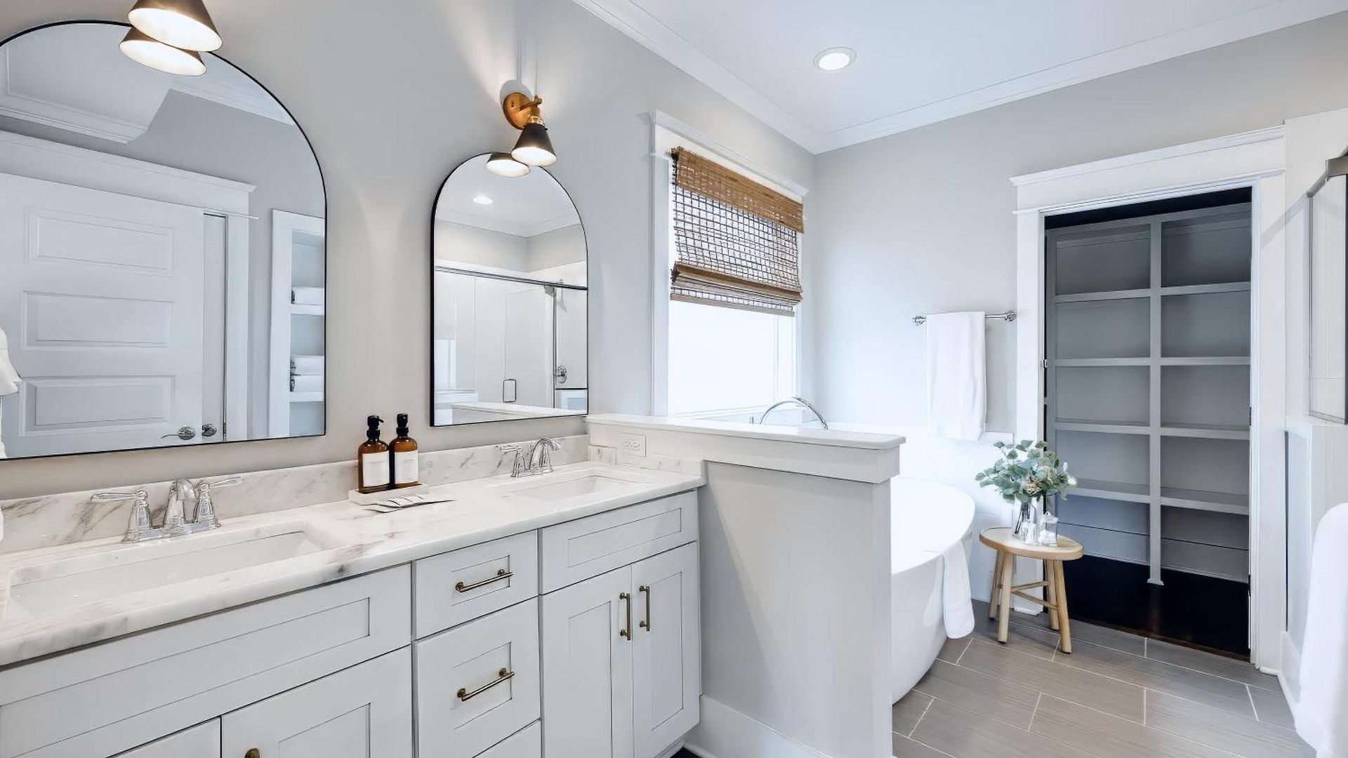 Luxe Pool Hot Tub & Game Downtown Holiday home *
