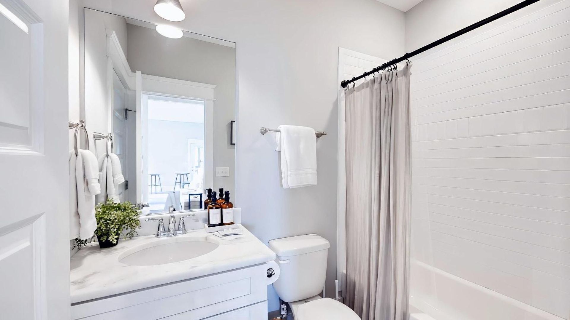 Luxe Pool Hot Tub & Game Downtown Holiday home