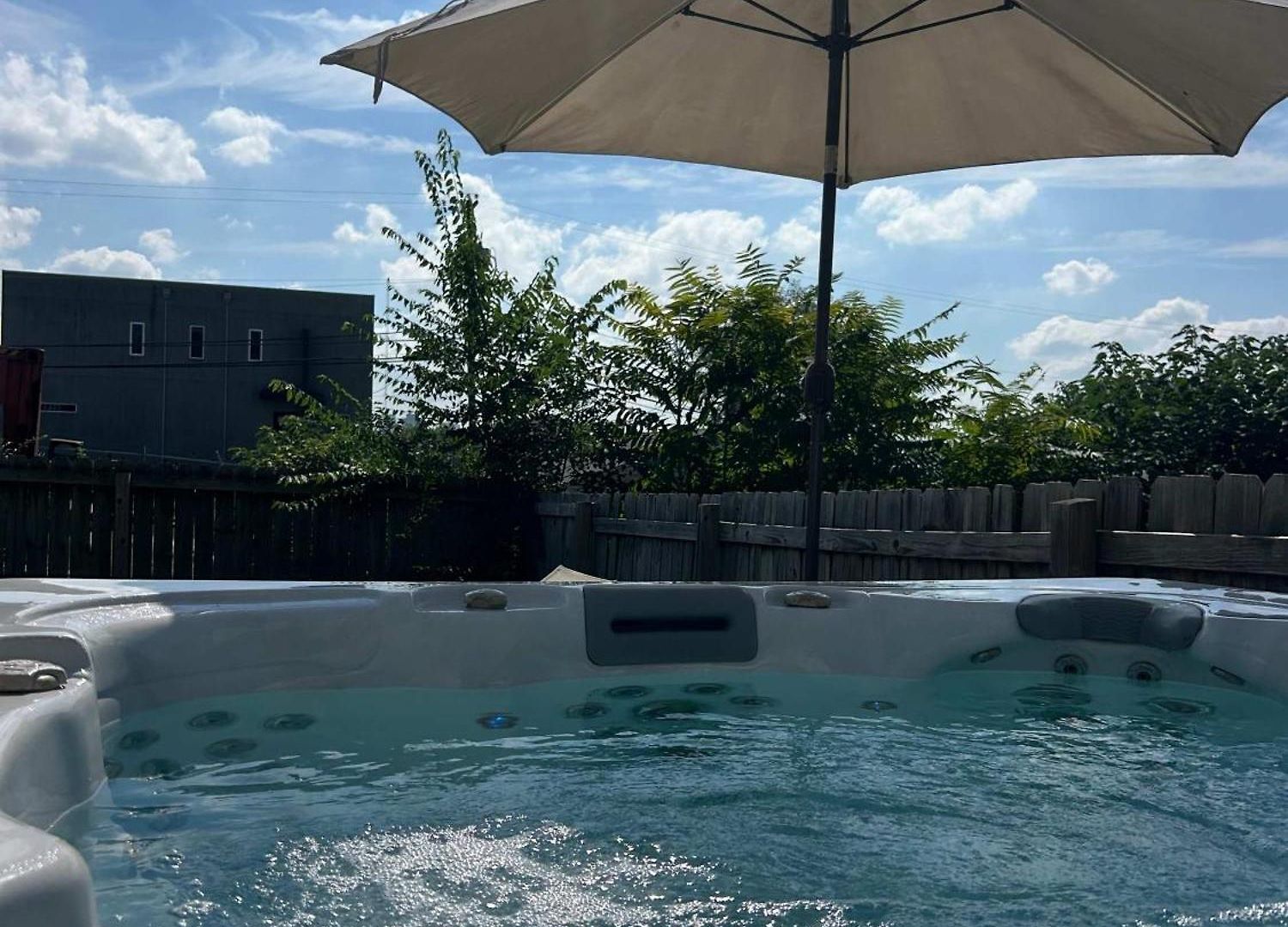 Luxe Pool Hot Tub & Game Downtown Nashville