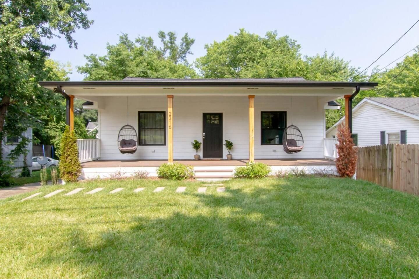 Nashoasis 10 Min To Dt, Gameroom, Huge Yard *