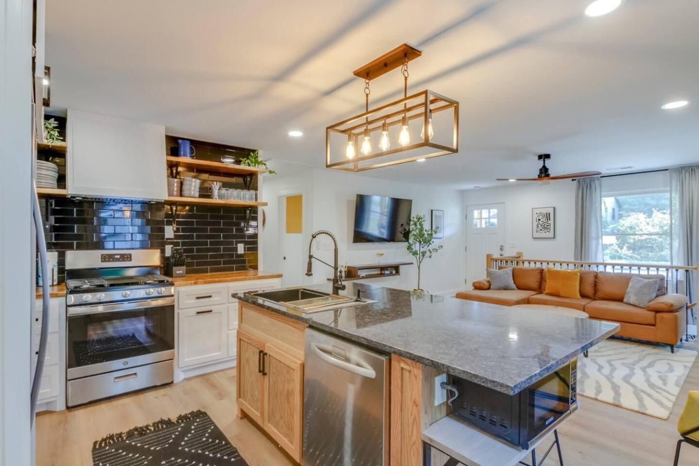 Nashoasis 10 Min To Dt, Gameroom, Huge Yard Holiday home