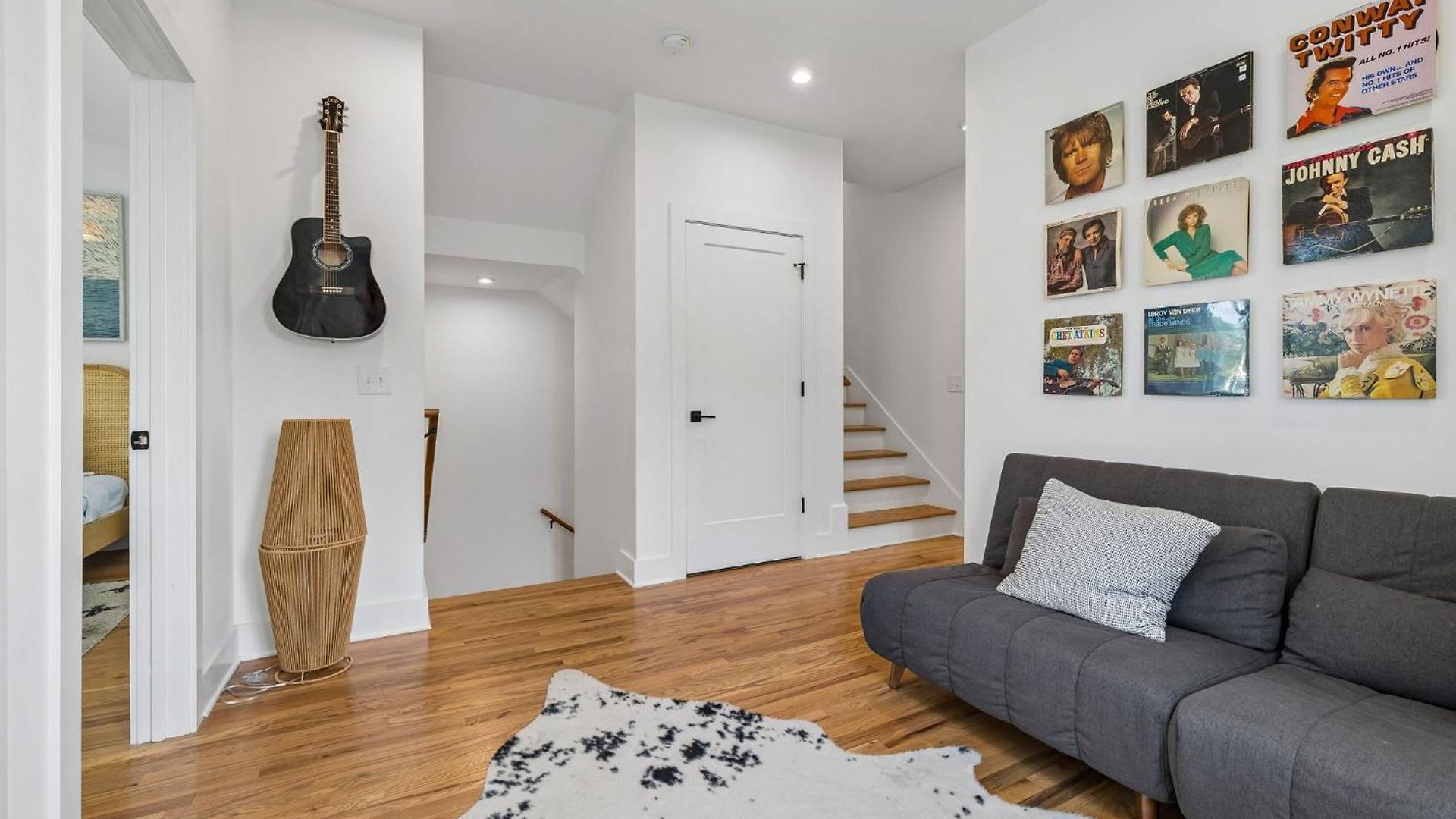 Townhouse With Rooftop & Modern Comfort *