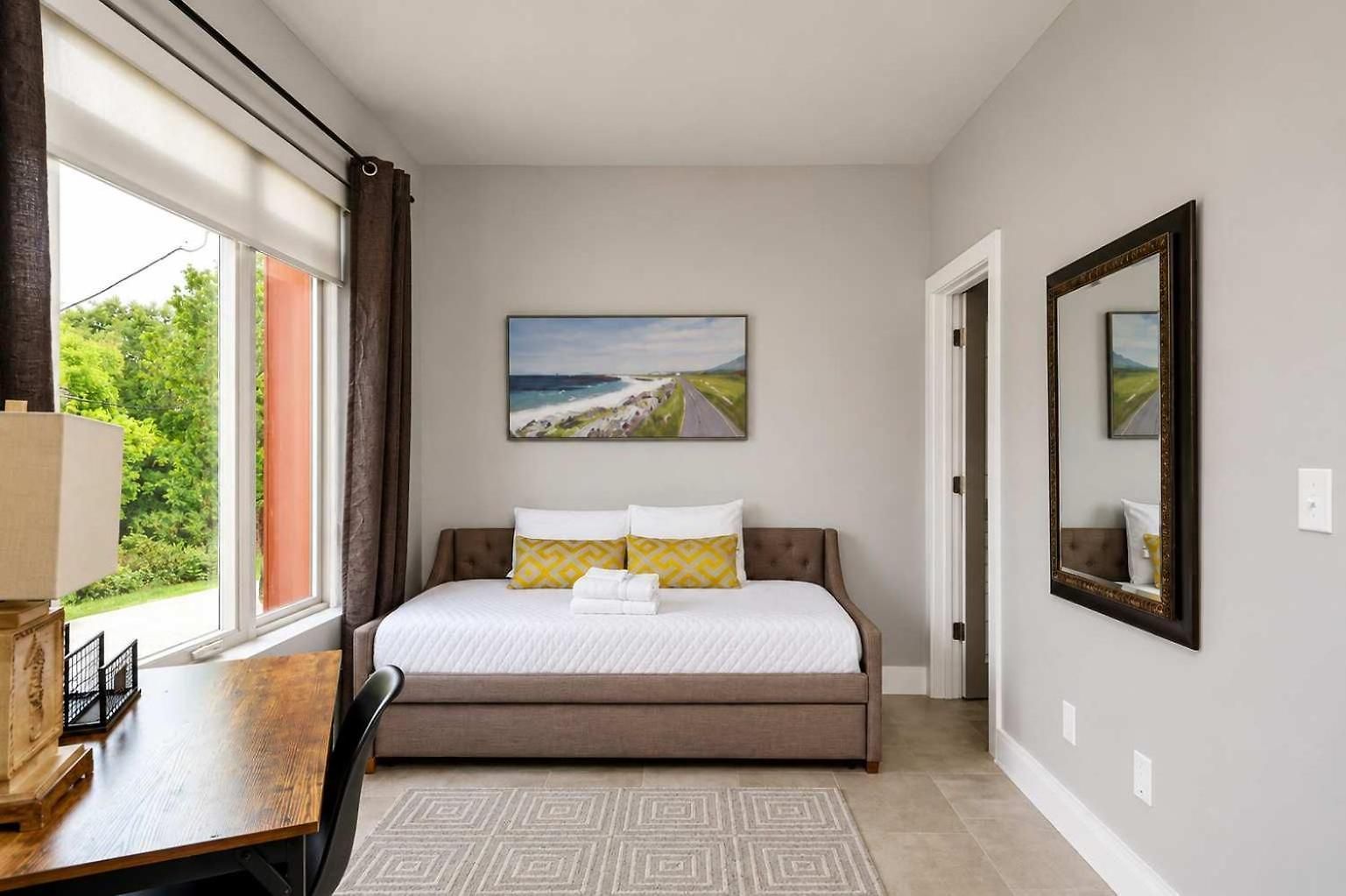 Luxury Rooftop Retreat Sleeps 12 *