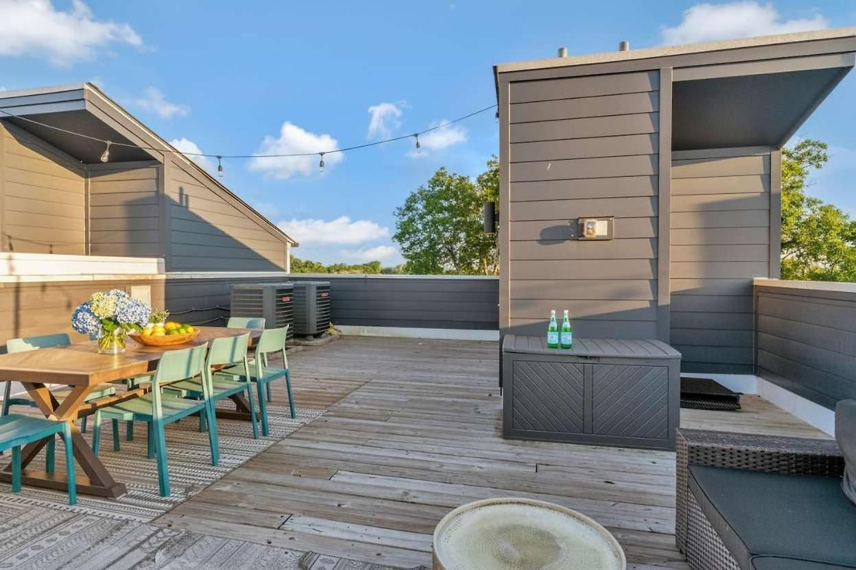 Holiday home Rooftop Deck 2 Car Garage Near Downtown *
