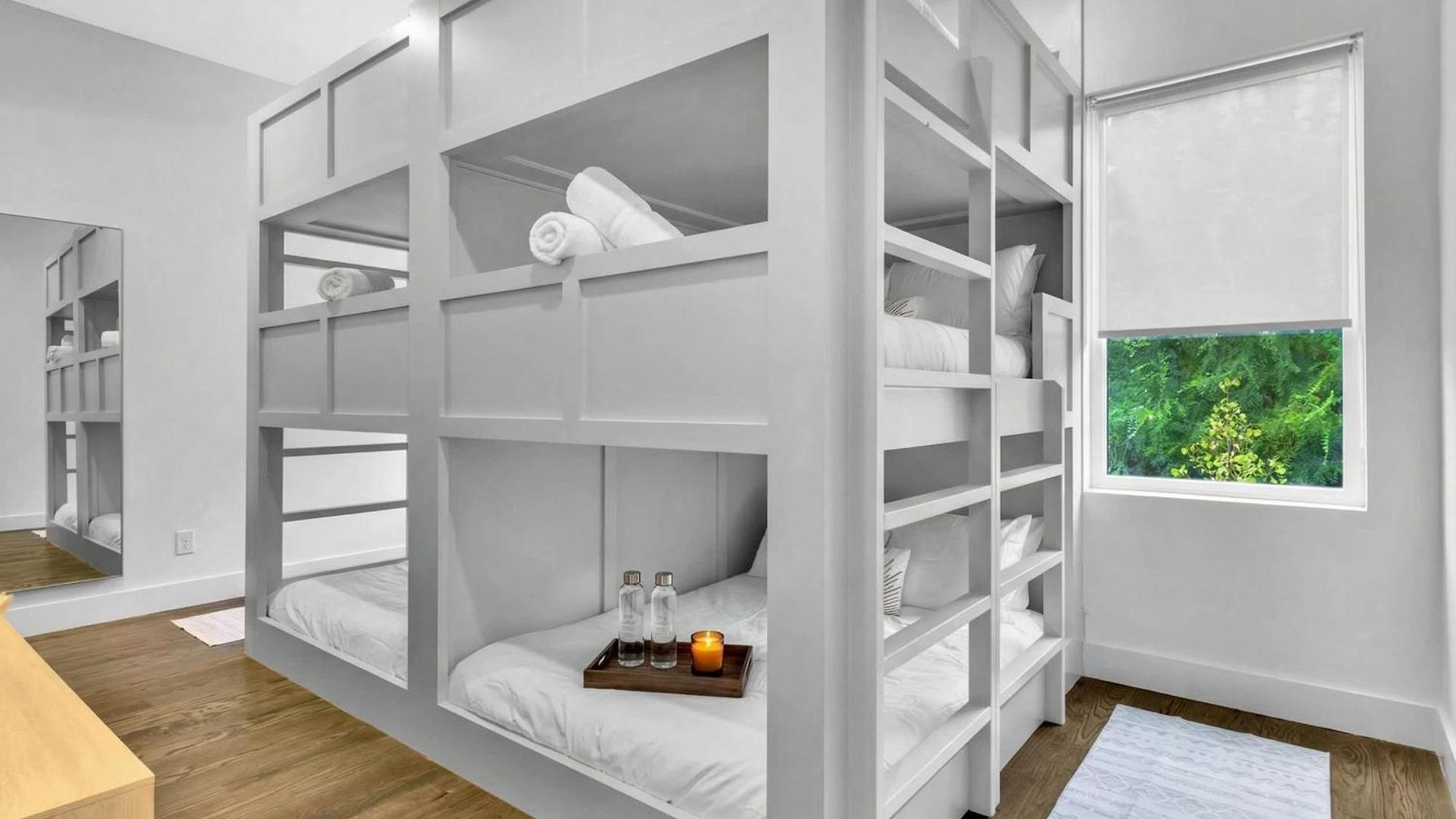 Holiday home 2 Hot Tubs Karaoke Game Downtown *
