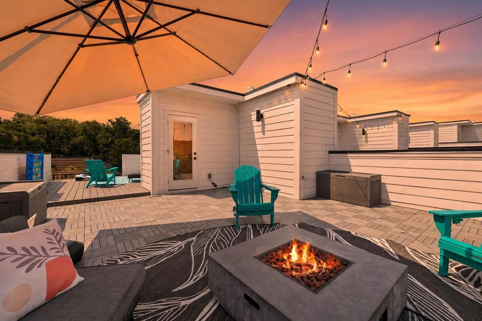 Townhouse With Rooftop & Modern Comfort Holiday home