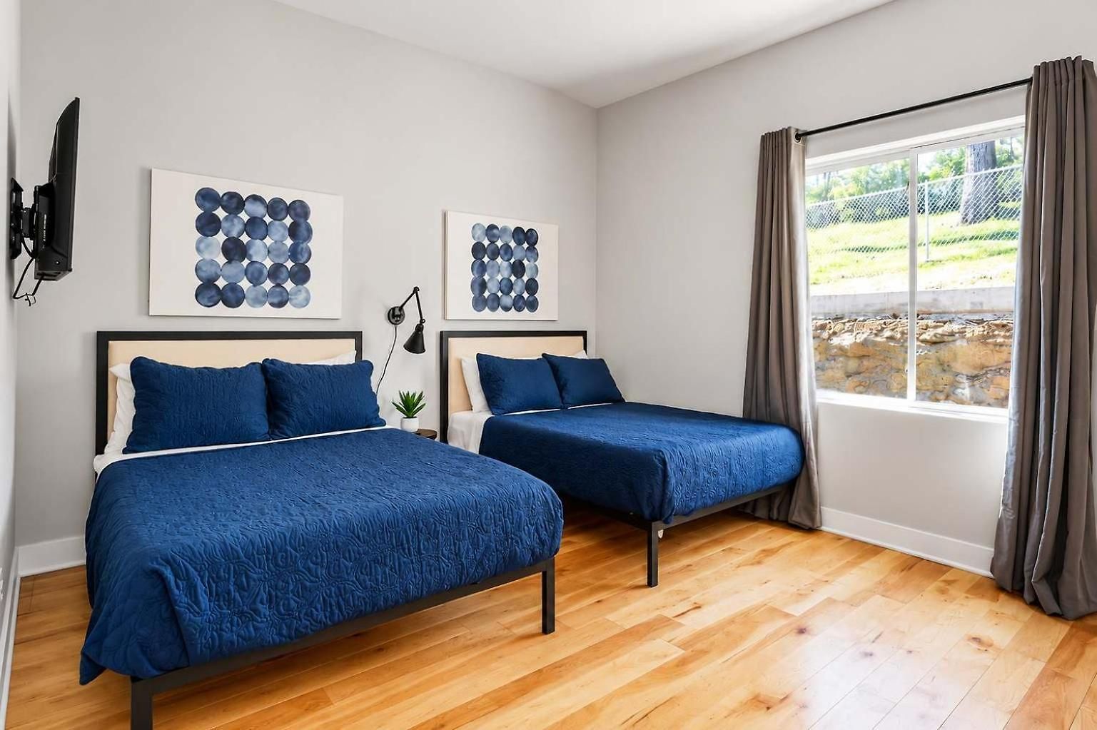 2 Homes Hot Tubs Sleeps Up To 24 Nashville