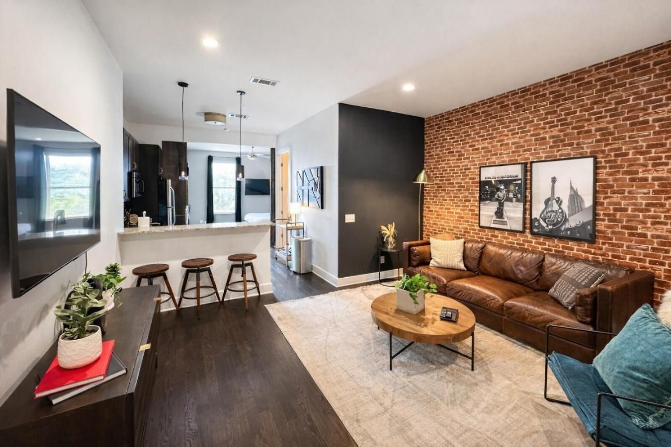 Legends Loft Modern Near Vandy On West End Holiday home *