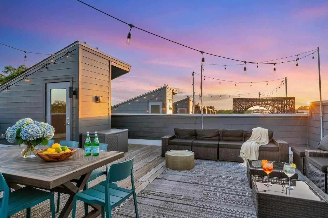 Holiday home Rooftop Deck 2 Car Garage Near Downtown *