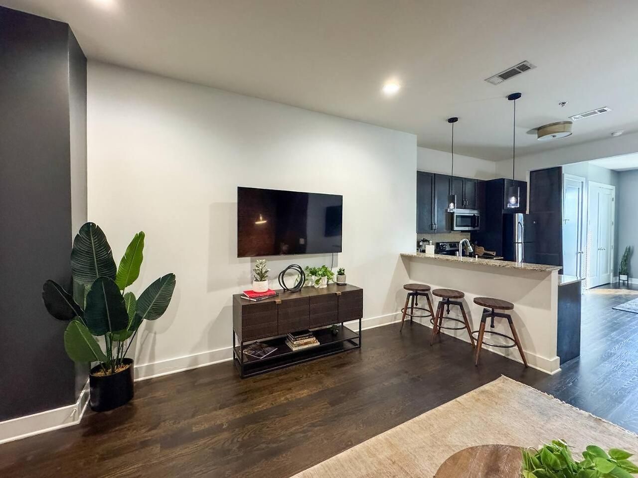 Legends Loft Modern Near Vandy On West End Holiday home *