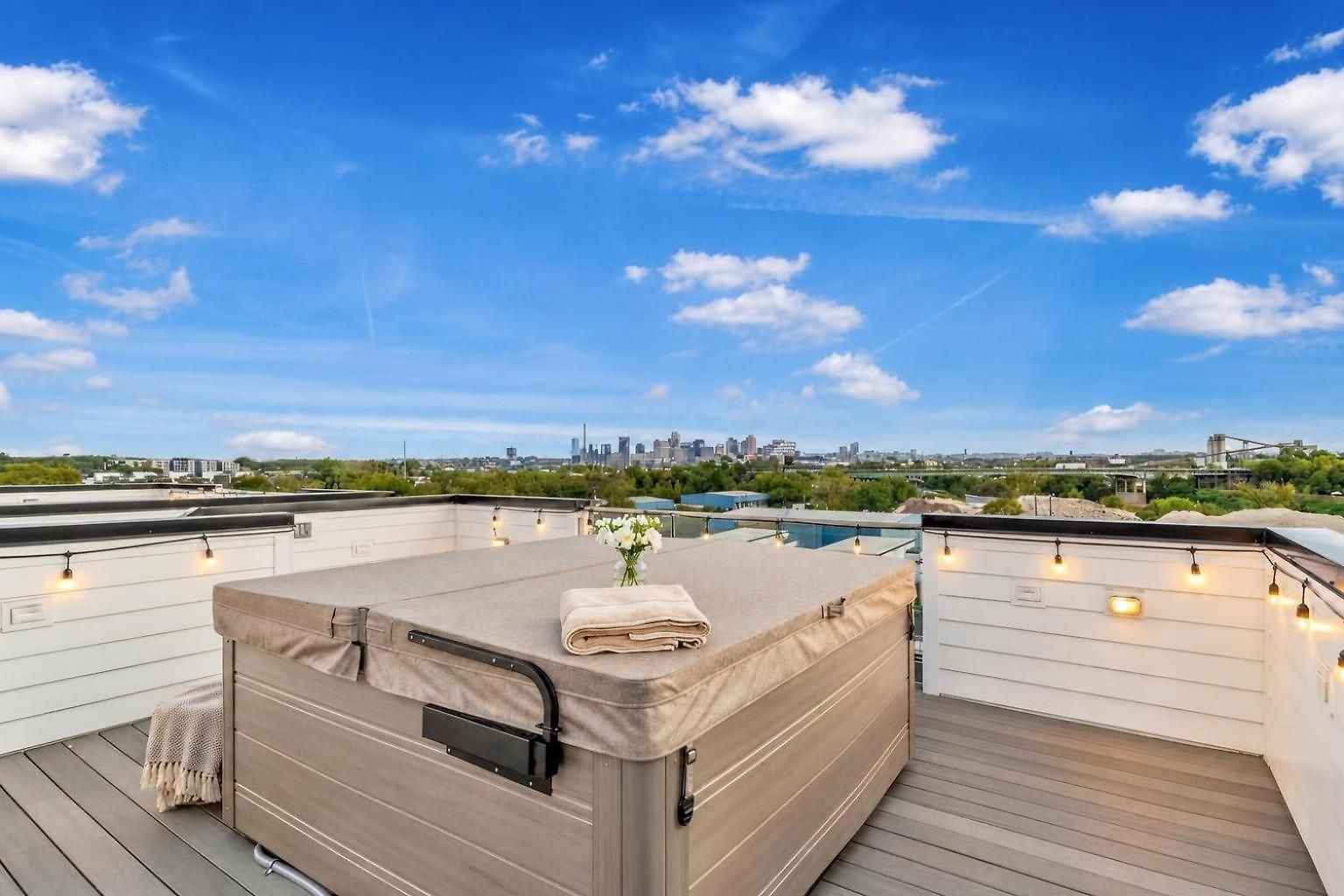 Double Rooftop Decks Hot Tub Karaoke Holiday home *