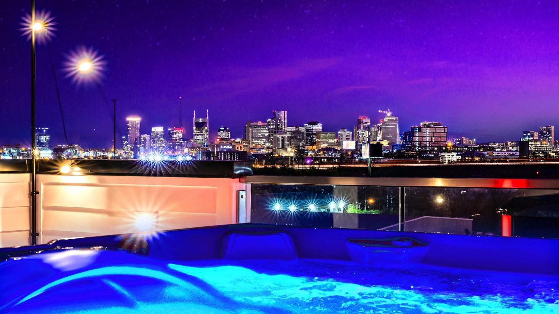 Holiday home Double Rooftop Decks Hot Tub Karaoke *