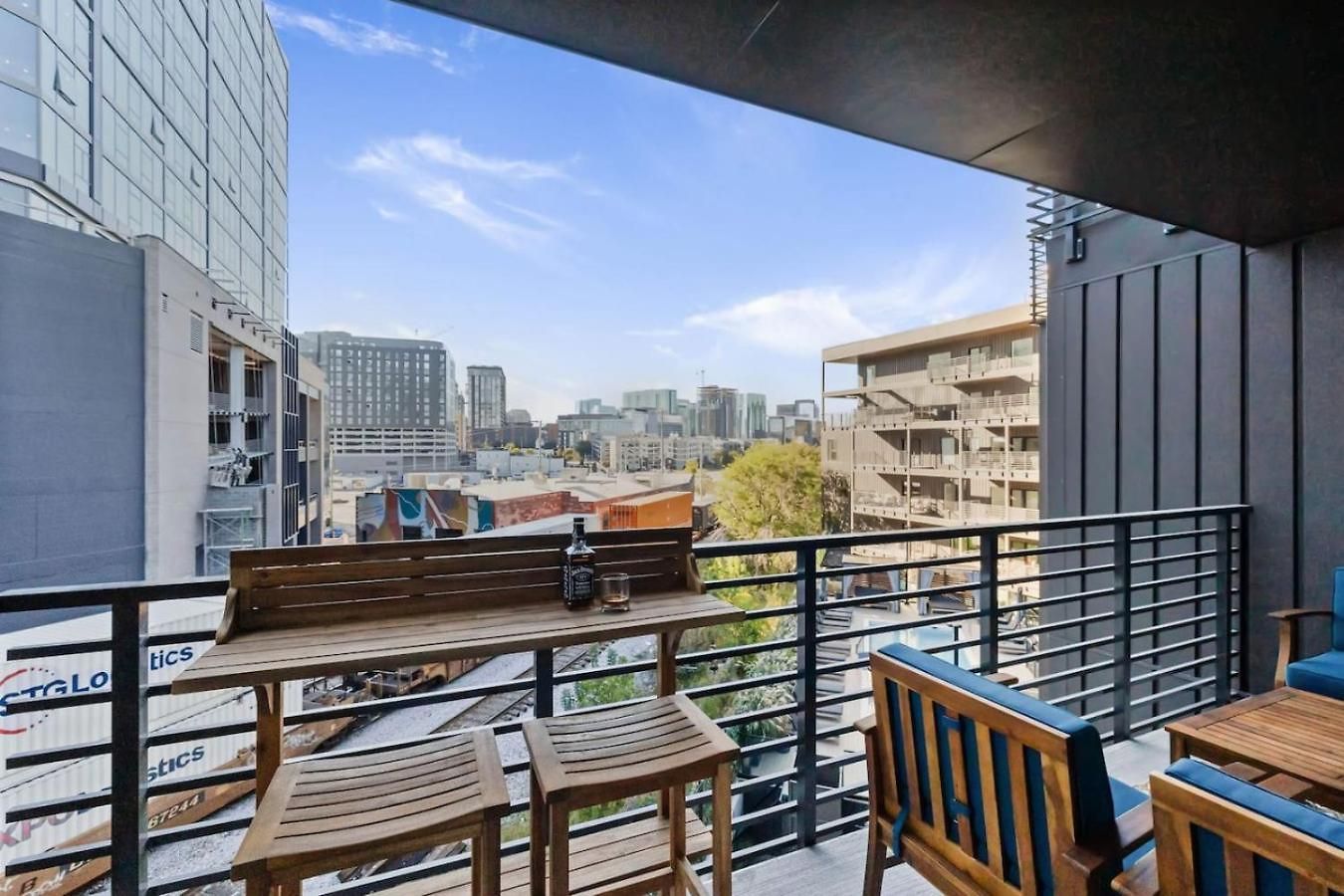 Walk To Downtown Nash From The Speakeasy Pool, Gym, Parking And More, Amazing Location Holiday home *
