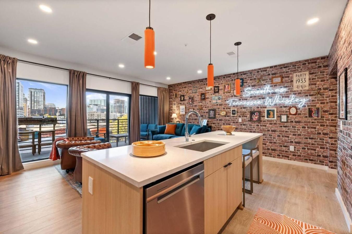 Walk To Downtown Nash From The Speakeasy Pool, Gym, Parking And More, Amazing Location Holiday home