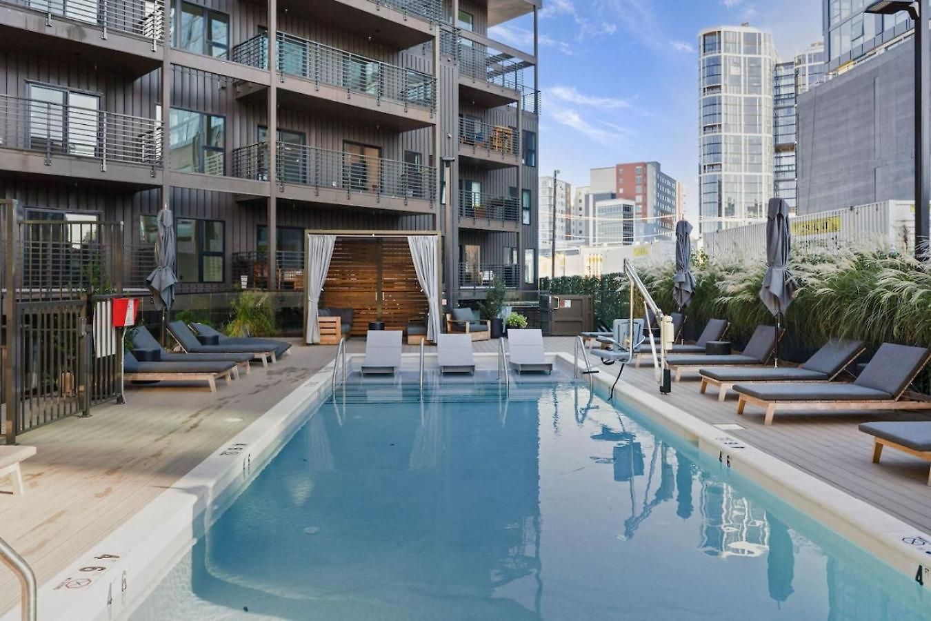 Walk To Downtown Nash From The Speakeasy Pool, Gym, Parking And More, Amazing Location Holiday home