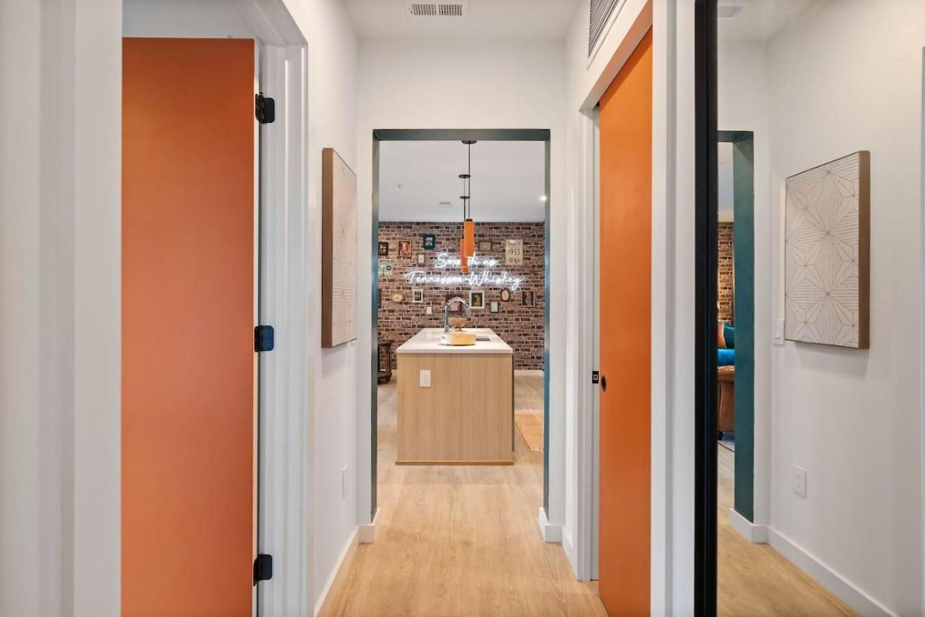 Walk To Downtown Nash From The Speakeasy Pool, Gym, Parking And More, Amazing Location Holiday home