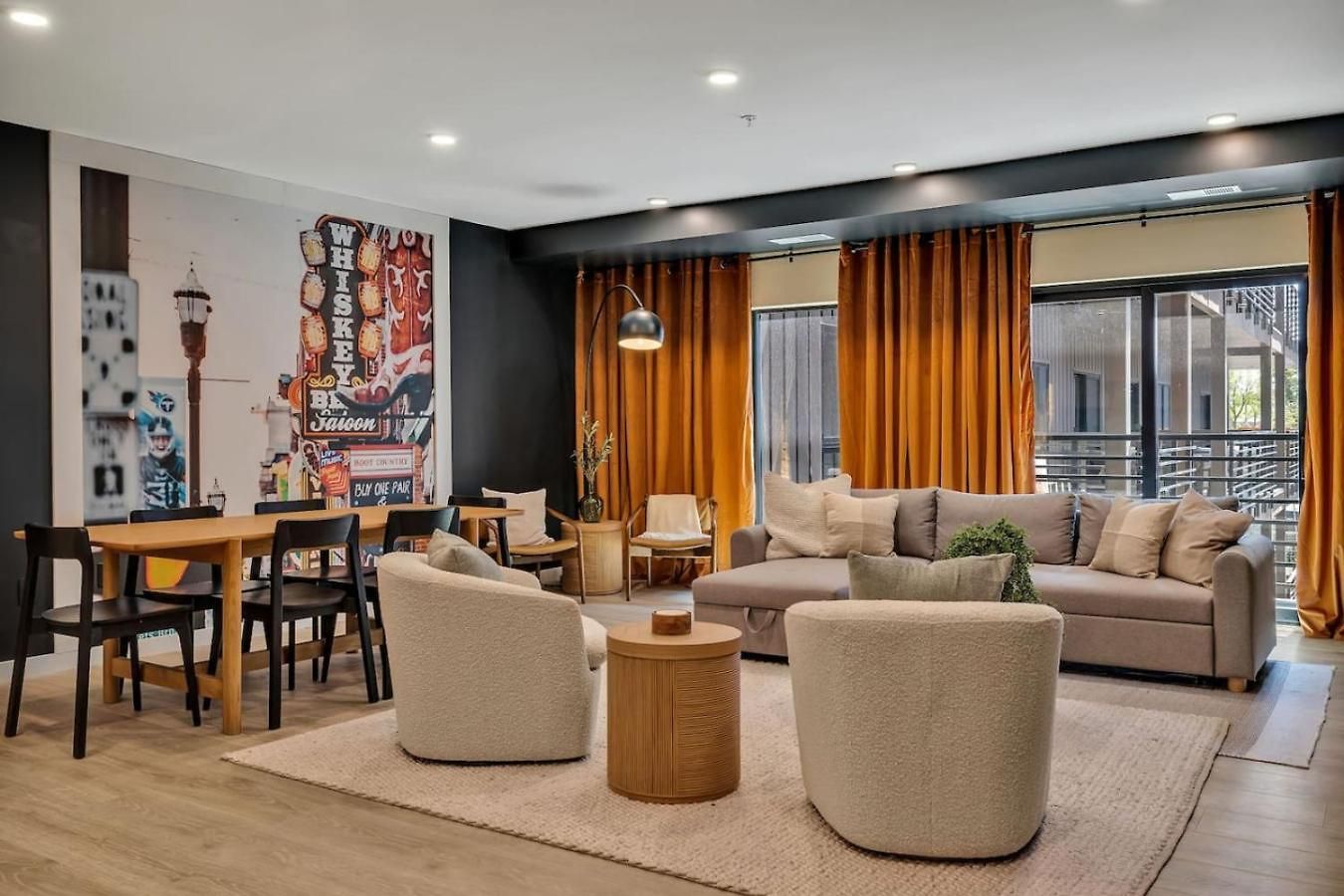 Boots On Broadway In Downtown With Parking, Pool, Gym Apartment *